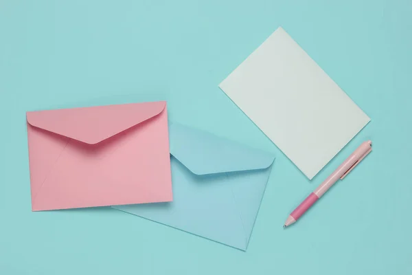 Envelope Com Uma Carta Caneta Fundo Pastel Azul Dia Dos — Fotografia de Stock