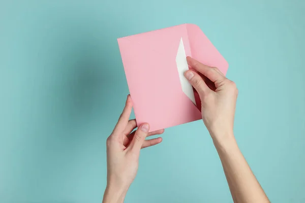 Kvinnlig Hand Håller Kuvert Med Bokstav Blå Pastell Bakgrund Högst — Stockfoto