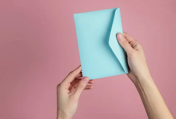 Kvinnlig Hand Håller Kuvert Med Bokstav Rosa Pastell Bakgrund Högst — Stockfoto