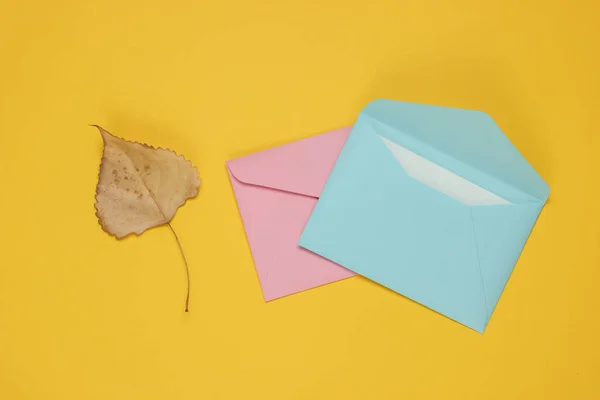 Envelope Com Letra Folha Outono Fundo Amarelo Carta Amor Vista — Fotografia de Stock