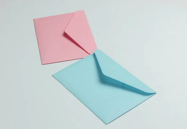 Två Kuvert Med Rosa Och Blå Pastell Färger Vit Bakgrund — Stockfoto