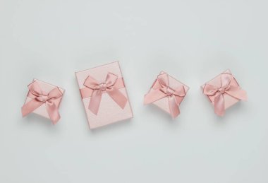 Beyaz arka planda fiyonklu hediye kutuları. Noel, doğum günü ya da düğün için kompozisyon.