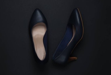 Siyah arka planda kadın yüksek topuklu ayakkabıları. Üst görünüm