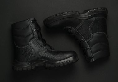 Siyah arka planda deri ayakkabılar. Güvenlik teçhizatı. Üst görünüm