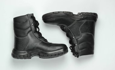 Beyaz arka planda izole edilmiş deri ayakkabılar. Güvenlik teçhizatı. Üst görünüm