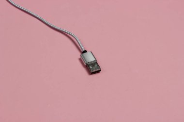 Pembe arka planda USB kablosu kapat