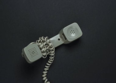 Siyah arka planda kablosuz cep telefonu. Üst görünüm