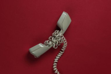 Kırmızı arka planda kablosuz cep telefonu. Üst görünüm