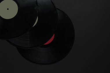 Siyah arka planda vinil plaklar. Üst görünüm
