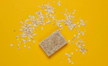 Sarı arka planda el yapımı yulaf ezmesi sabunu. Üst görünüm