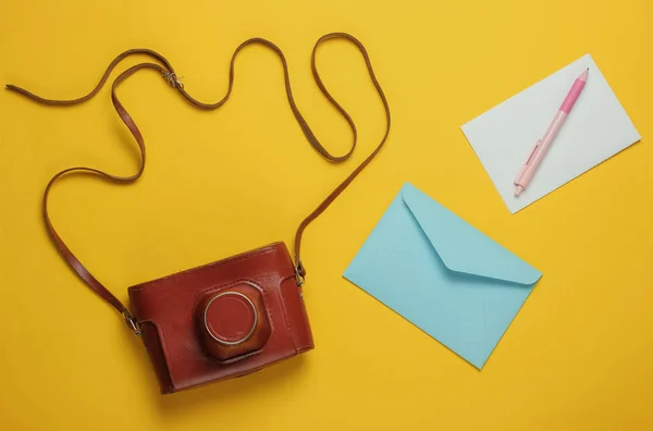 Envelope Com Letra Câmera Retro Fundo Amarelo Vista Superior Conceito — Fotografia de Stock