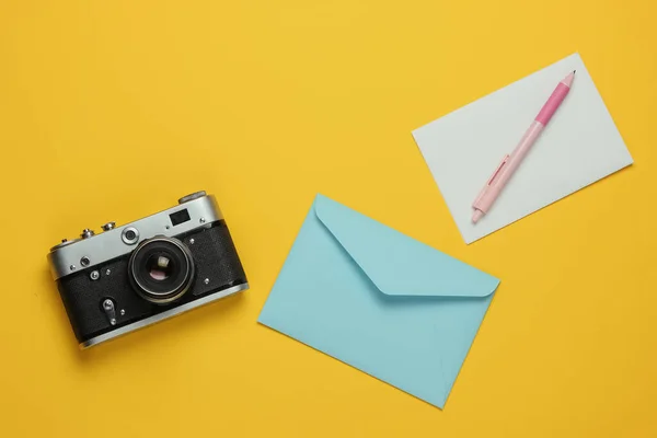 Zarfta Mektup Sarı Arka Planda Retro Kamera Üst Manzara Seyahat — Stok fotoğraf
