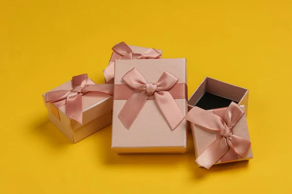 Cajas Regalo Con Lazo Sobre Fondo Amarillo Composición Para Navidad — Foto de Stock