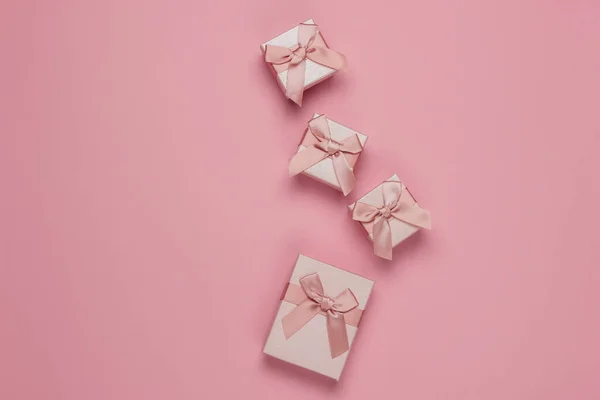 带蝴蝶结的礼品盒 粉红的粉底 圣诞节 生日或婚礼的作品集 顶部视图 — 图库照片