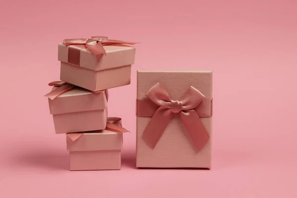 Stapel Geschenkdozen Met Strikken Roze Pastelachtergrond Samenstelling Voor Kerst Verjaardag — Stockfoto