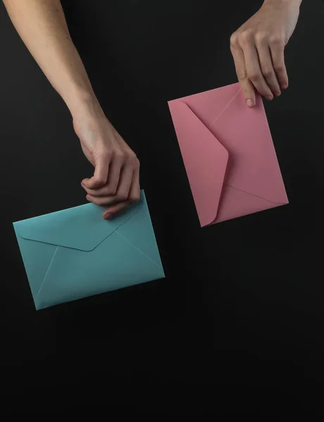 Mãos Femininas Segurando Envelopes Fundo Preto — Fotografia de Stock