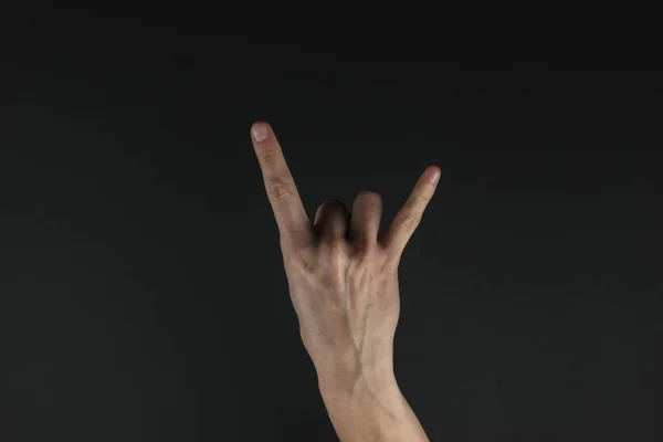 Γυναικείο Χέρι Δείχνει Μια Χειρονομία Του Βράχου Κέρατα Μαύρο Φόντο — Φωτογραφία Αρχείου