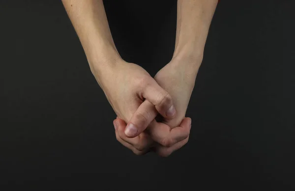 Vrouwelijke Hand Een Zwarte Achtergrond Handen Omhoog — Stockfoto