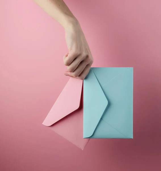 Mão Feminina Segura Dois Envelopes Fundo Pastel Rosa — Fotografia de Stock