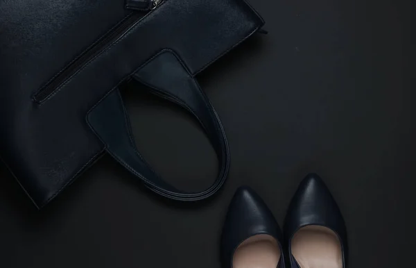 黑色背景上的妇女饰物 高跟鞋 顶部视图 — 图库照片