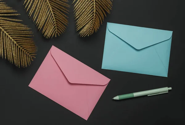 Enveloppes Sur Fond Noir Avec Des Feuilles Palmier Dorées Couché — Photo