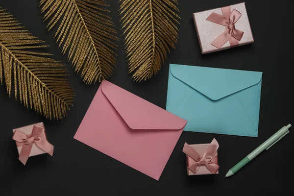 Envelope Caixas Presentes Fundo Preto Com Folhas Palma Dourada Natal — Fotografia de Stock