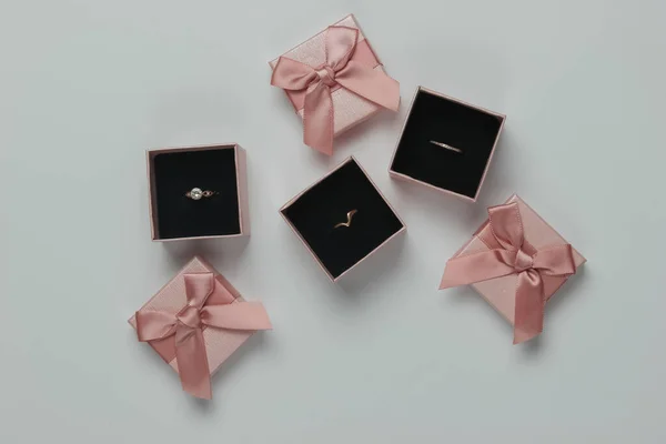 Anéis Ouro Caixas Presente Fundo Branco Uma Joalharia Vista Superior — Fotografia de Stock