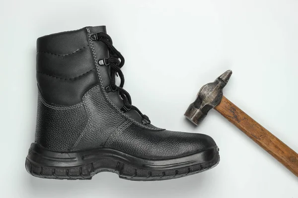 Scarpe Lavoro Pelle Martello Sfondo Bianco Attrezzi Sicurezza Utensili Industriali — Foto Stock