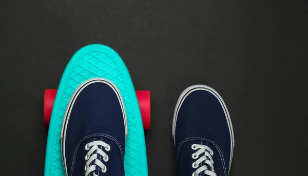 Penny Board Sneakers Black Background Top View Retro Style — Stock Photo, Image