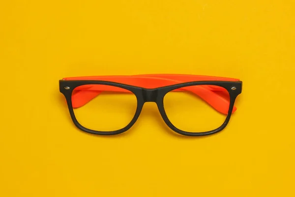 Óculos Elegantes Sem Lentes Fundo Amarelo Vista Superior — Fotografia de Stock