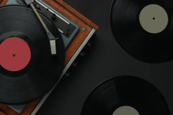 レトロな音楽プレーヤー 黒い背景にビニールレコードを持つレコードプレーヤー 70年代 トップ表示 — ストック写真