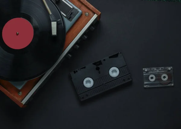 平铺复古媒体和娱乐 乙烯基唱片播放器 盒式磁带 黑色背景的Vhs 顶部视图 — 图库照片