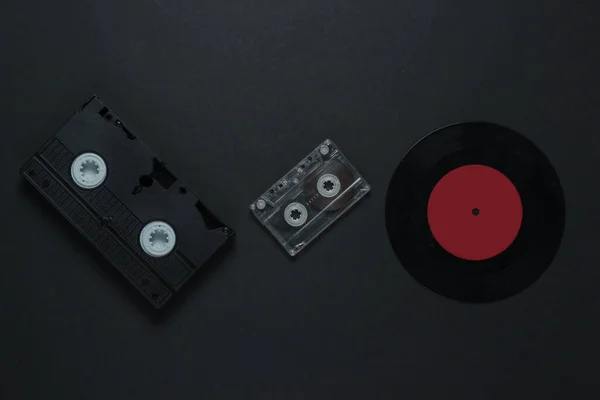 Flat Lay Retrò Media Intrattenimento Disco Vinile Audiocassetta Vhs Sfondo — Foto Stock