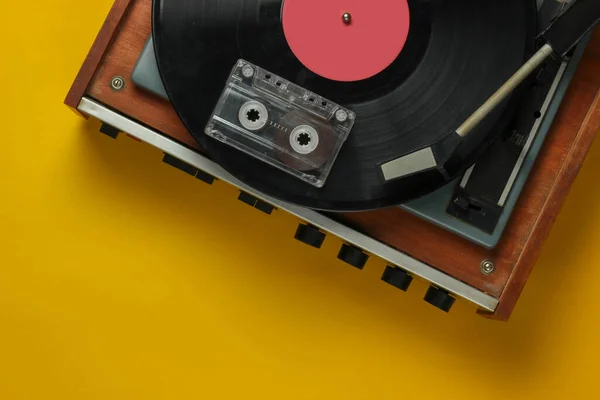 Αναδρομική Μουσική Έννοια Vinyl Πικάπ Δίσκο Βινυλίου Κασέτα Ήχου Κίτρινο — Φωτογραφία Αρχείου