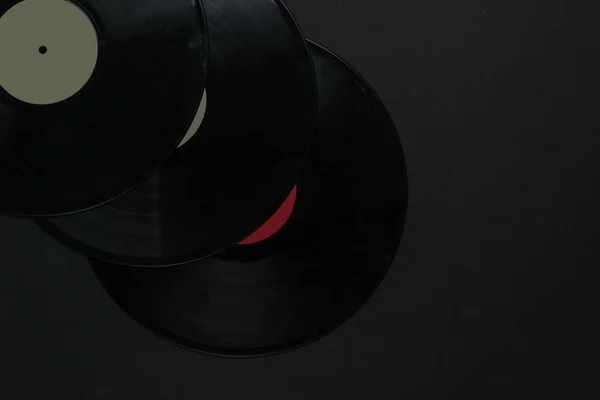 Vinyl在黑色背景的记录顶部视图 — 图库照片