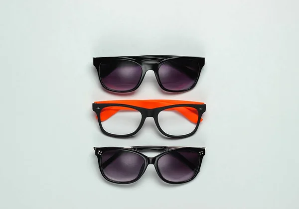 Stilvolle Brille Ohne Gläser Und Sonnenbrille Auf Weißem Hintergrund Ansicht — Stockfoto