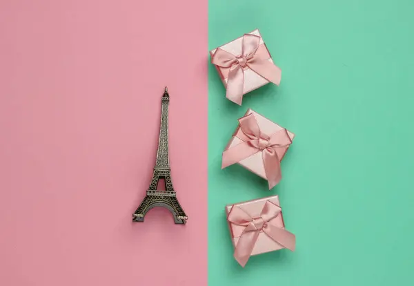 Geschenkbox Mit Schleife Statuette Des Eiffelturms Auf Rosa Blauem Pastellhintergrund — Stockfoto