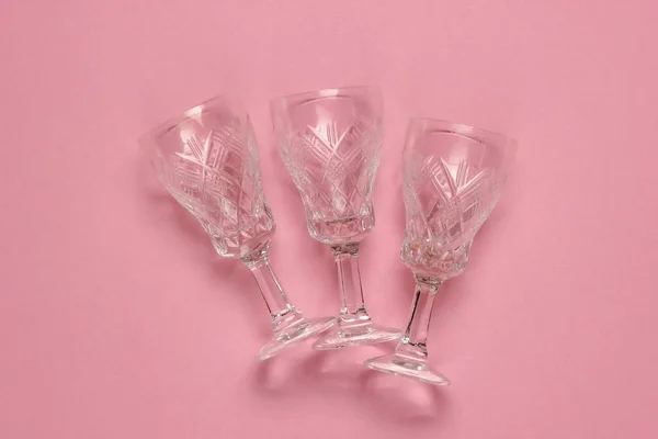 Stile Retrò Sfaccettato Bicchieri Vino Cristallo Sfondo Rosa Pastello — Foto Stock