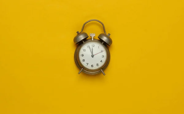 Relógio Alarme Retro Fundo Amarelo Manhã Ano Novo Vista Superior — Fotografia de Stock