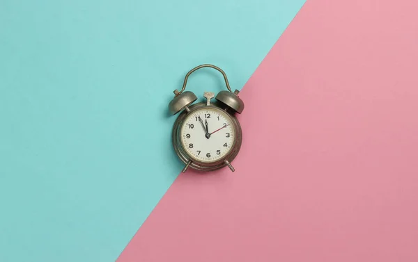 Relógio Alarme Retro Fundo Pastel Azul Rosa Manhã Ano Novo — Fotografia de Stock