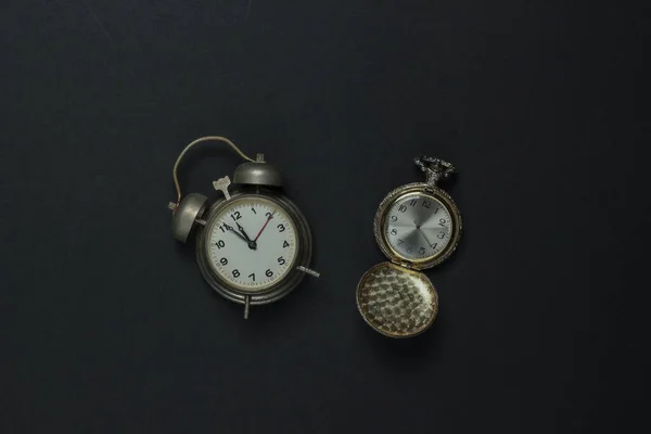 Reloj Despertador Retro Reloj Bolsillo Sobre Fondo Negro Año Nuevo — Foto de Stock