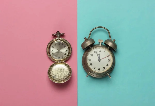 复古闹钟和怀表的粉红色蓝色粉刷背景 上午11时55分农历新年 — 图库照片