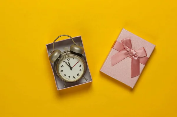 Reloj Despertador Retro Caja Regalo Con Lazo Sobre Fondo Amarillo — Foto de Stock