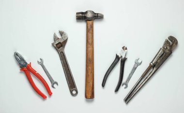 Beyaz bir arka planda profesyonel iş aletleri. Üst görünüm