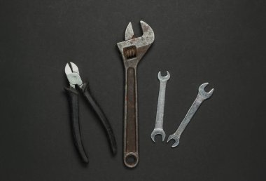 Siyah arka planda profesyonel çalışma araçları. Üst görünüm