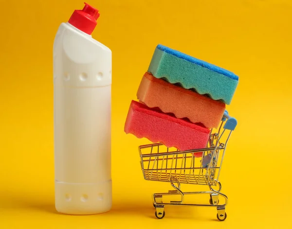 Koncepcja Czyszczenia Wózek Sklepowy Butelką Detergentu Gąbki Żółtym Tle — Zdjęcie stockowe
