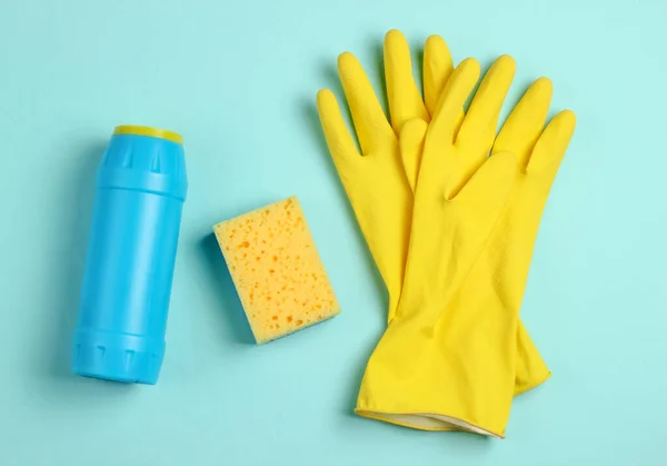 Schoonmaakconcept Detergent Flessen Sponzen Handschoenen Blauwe Achtergrond — Stockfoto