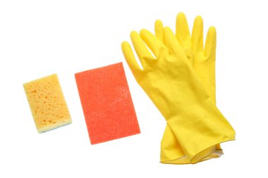 Temizlik için sarı lastik eldivenler, beyaz arka planda izole edilmiş süngerler.