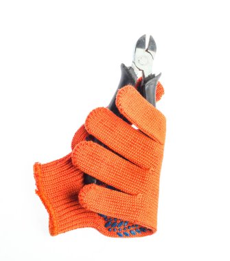 Beyaz zemin üzerinde kesme pensesi tutan turuncu iş eldiveni