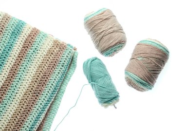 Beyaz arkaplanda yünlü ipliklerin izi